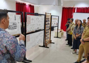 Foto: Soleman Bakir memaparkan kajian rumah tradisional Sangihe dalam Seminar Budaya. (Dok. Rendy/Barta1)