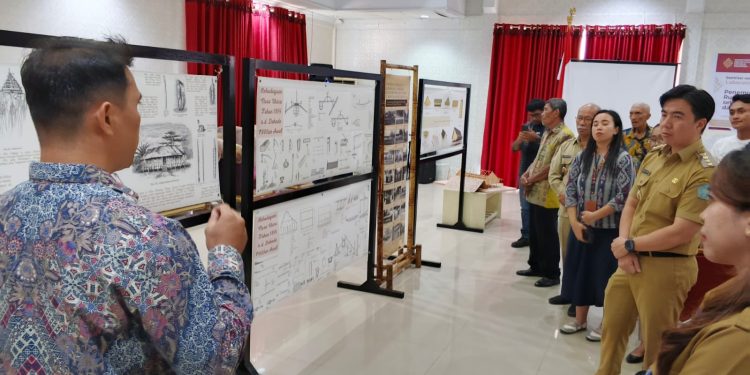 Foto: Soleman Bakir memaparkan kajian rumah tradisional Sangihe dalam Seminar Budaya. (Dok. Rendy/Barta1)