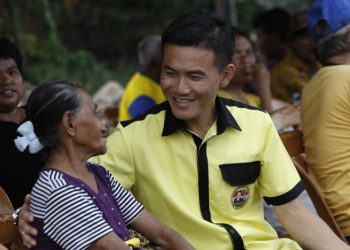 Momen kebersamaan Ronald Takarendehang dengan warga Sitaro. (foto: Barta1)