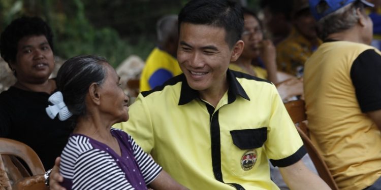 Momen kebersamaan Ronald Takarendehang dengan warga Sitaro. (foto: Barta1)