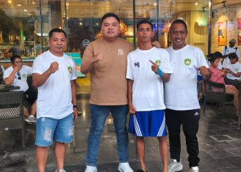 Foto: Ketua KONI Kepulauan Sangihe Tendris Bulahari mendukung atlet tinju Jemsy Ambones Sitania yang melaju ke final Kejurnas Tinju Pertina Piala Menko Infrastruktur 2026. (Dok. Istimewa)