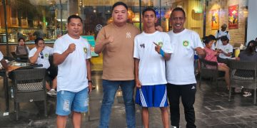 Foto: Ketua KONI Kepulauan Sangihe Tendris Bulahari mendukung atlet tinju Jemsy Ambones Sitania yang melaju ke final Kejurnas Tinju Pertina Piala Menko Infrastruktur 2026. (Dok. Istimewa)