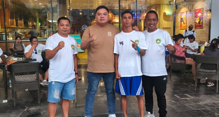 Foto: Ketua KONI Kepulauan Sangihe Tendris Bulahari mendukung atlet tinju Jemsy Ambones Sitania yang melaju ke final Kejurnas Tinju Pertina Piala Menko Infrastruktur 2026. (Dok. Istimewa)