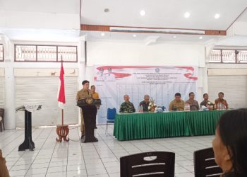 Foto: Bupati Kepulauan Sangihe memberi arahan dalam deklarasi damai pemilihan Kapitalaung serentak. (Dok. Istimewa)