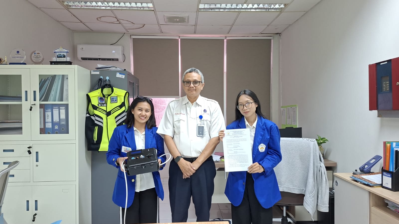 Penyerahan hasil penelitian Mahasiswa Jurusan Teknik Elektro Polimdo ke pihak AirNav Indonesia Cabang Manado. (foto : istimewa)