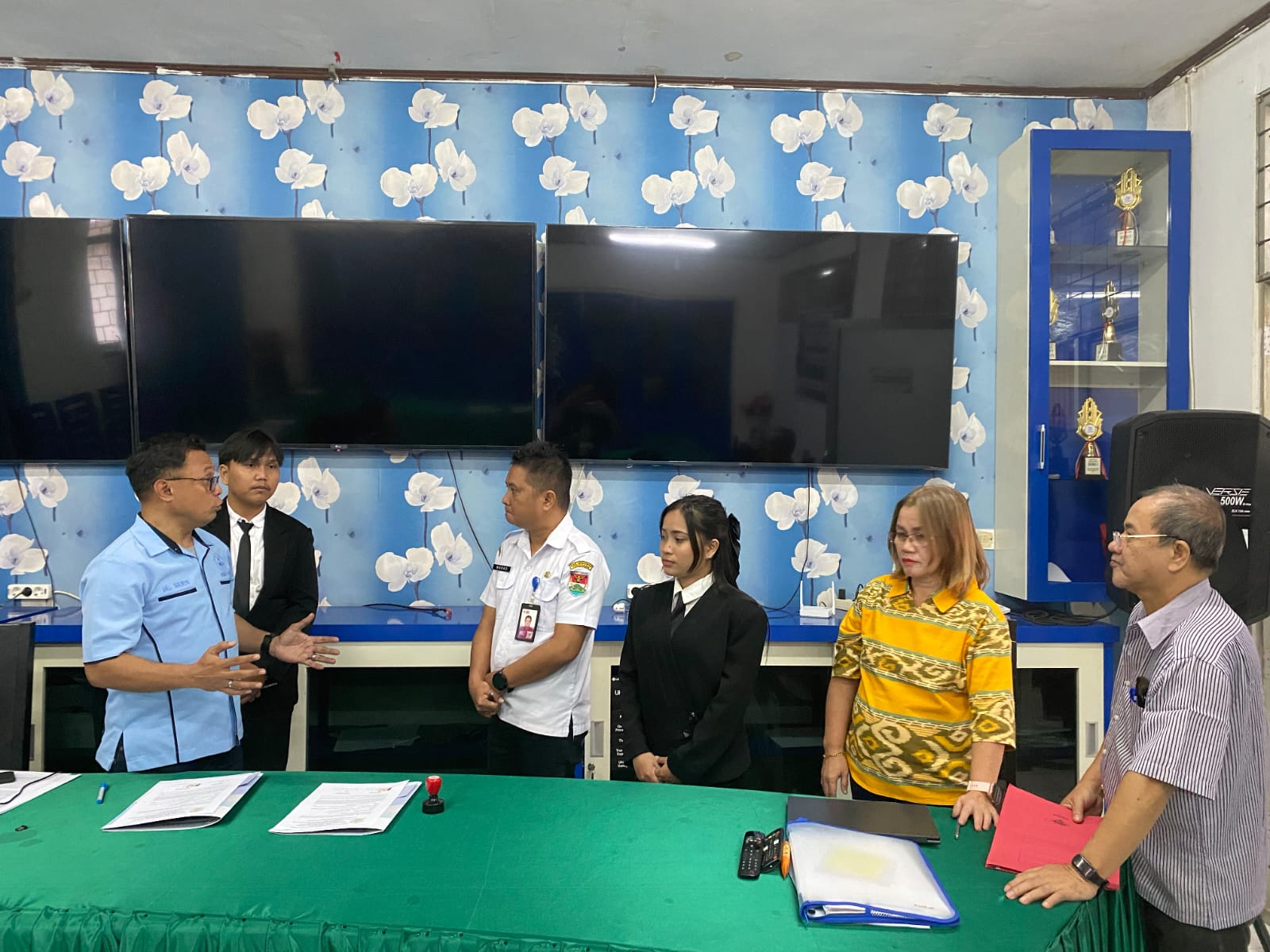 Prosen Penyerahan hasil penelitian mahasiswa ke kepada Balai Benih Ikan Air Tawar Kabupaten Minahasa Tenggara. (foto : istimewa)