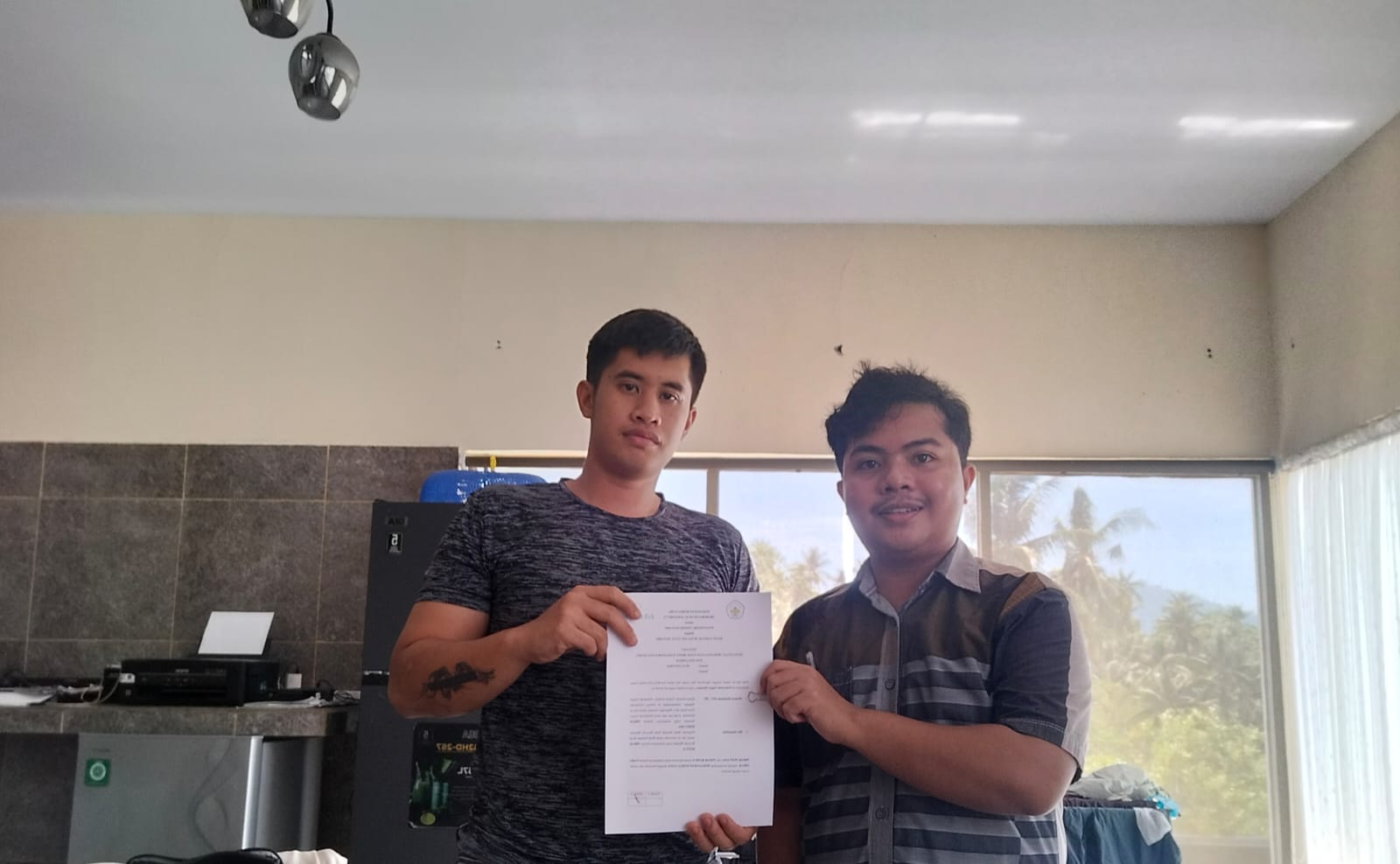 Penyerahan hasil penelitian mahasiswa Jurusan Teknik Elektro Polimdo kepada Bank Sampah Buha Recycle Manado. (Foto : istimewa)