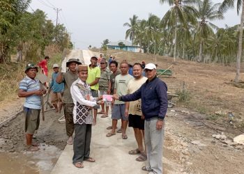 Rahmijati Jahja Salurkan Bantuan untuk Perbaikan Akses Jalan di Dusun Onggamo