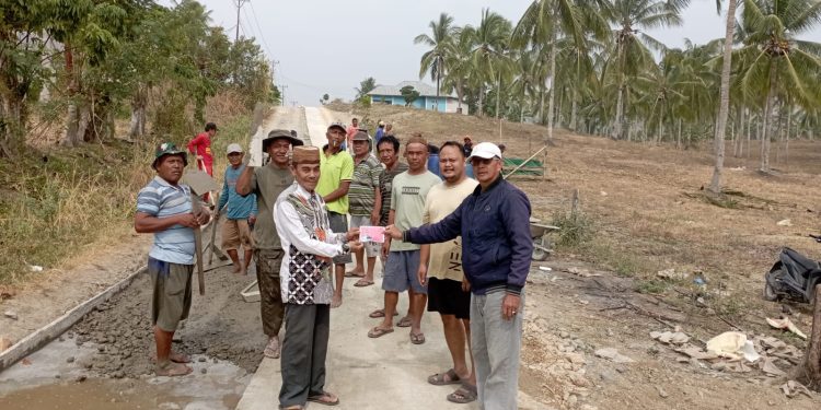 Rahmijati Jahja Salurkan Bantuan untuk Perbaikan Akses Jalan di Dusun Onggamo