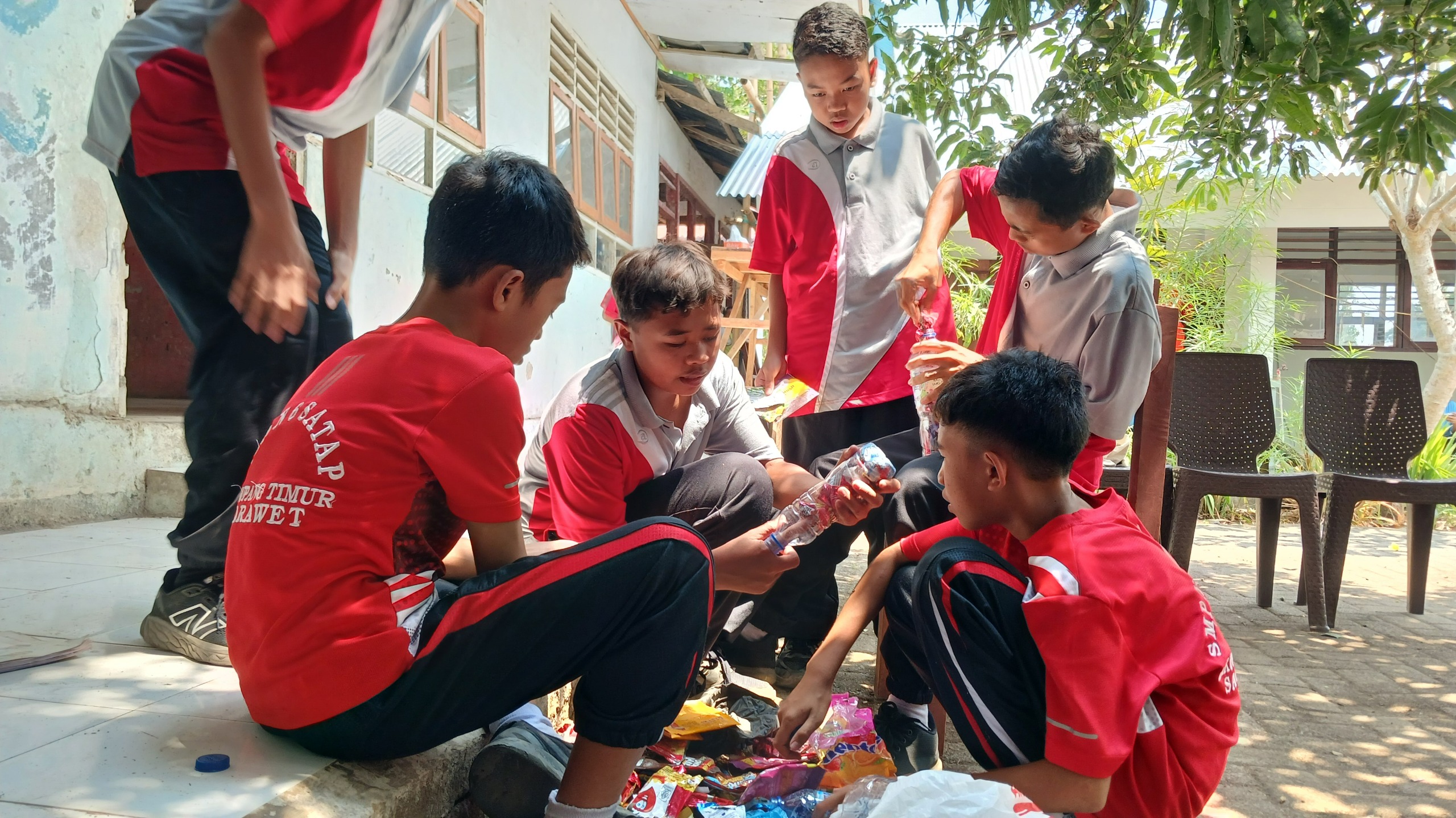 Proses pembuatan ecobrik dari siswa SMP Negeri 6 Satu Atap Likupang Timur. (foto : Istimewa)