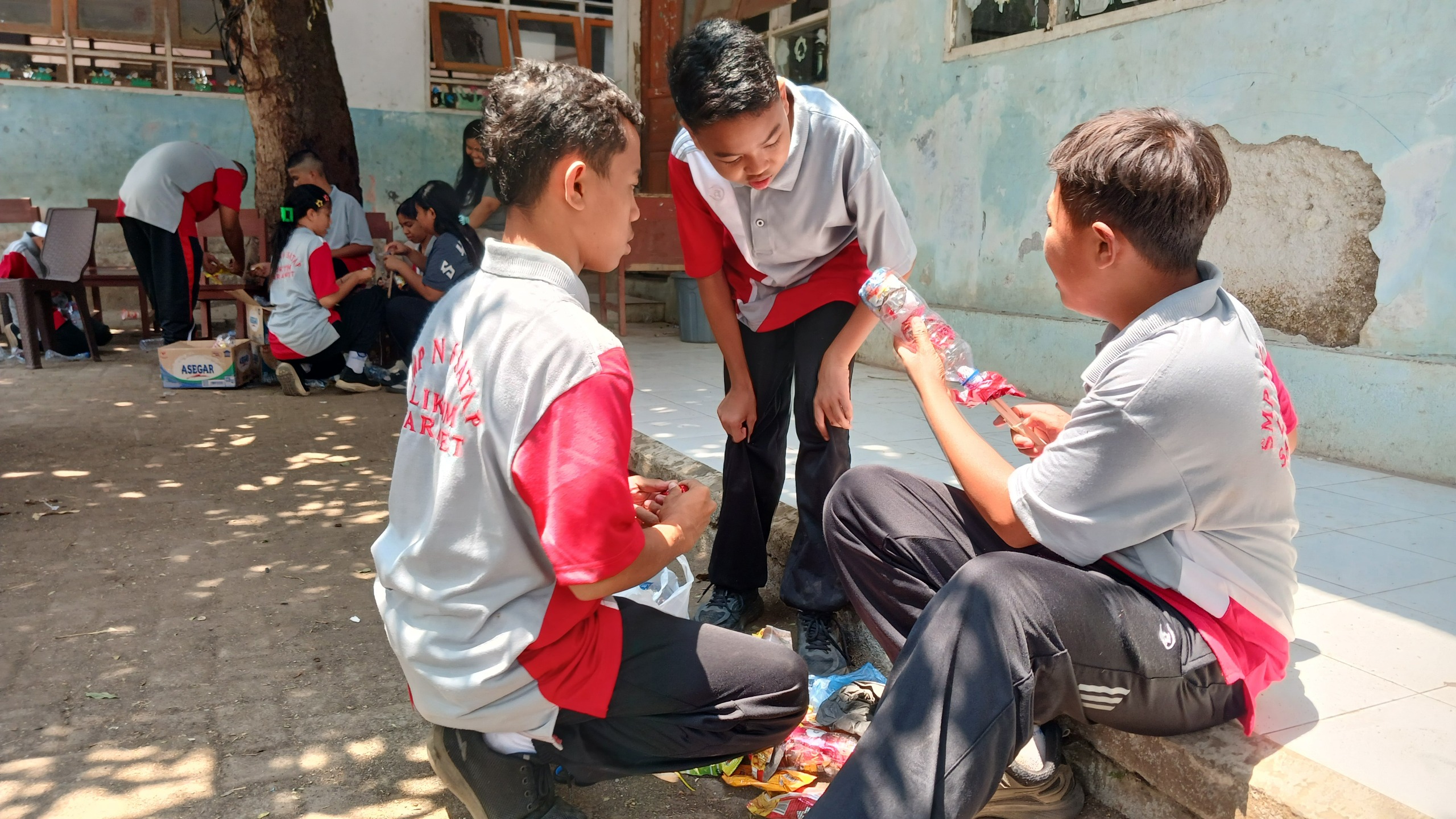 Proses pembuatan ecobrik oleh siswa SMP. (foto : istimewa)