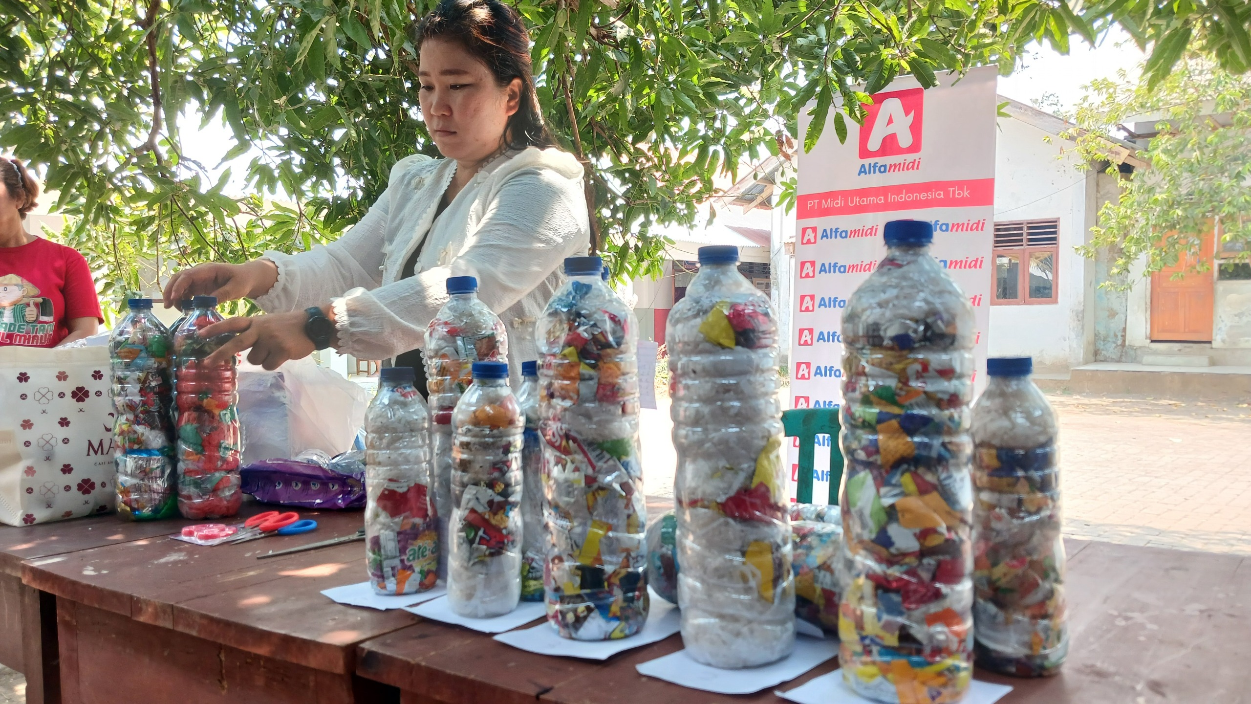 Bank Sampah dan Alfamidi memberikan edukasi tentang Ecobrick kepada Siswa SMP (foto : istimewa)