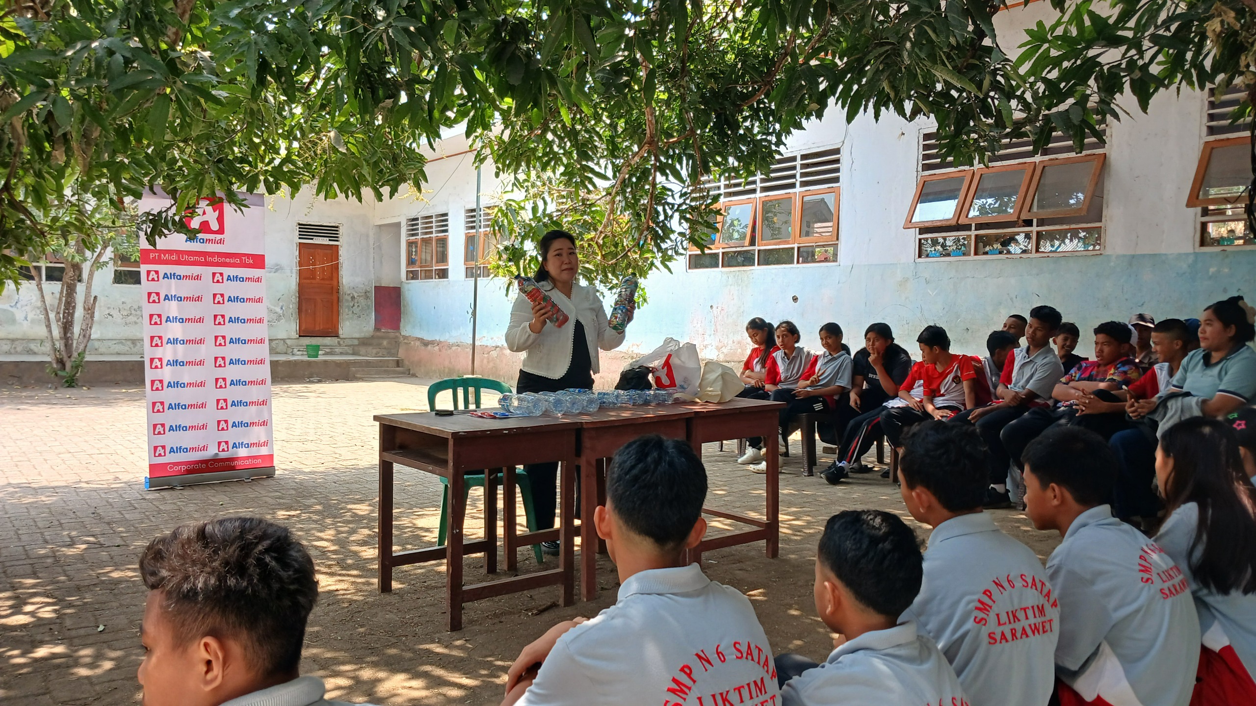 Bank Sampah dan Alfamidi memberikan edukasi tentang Ecobrick kepada Siswa SMP (foto : istimewa)
