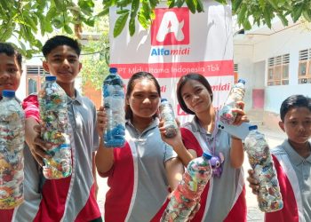 Alfamidi Edukasi Siswa SMP di Minahasa Utara Manfaatkan Sampah Jadi Ecobrick