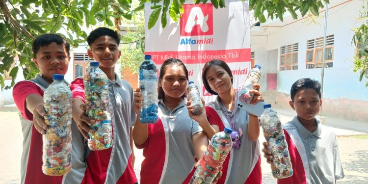 Alfamidi Edukasi Siswa SMP di Minahasa Utara Manfaatkan Sampah Jadi Ecobrick