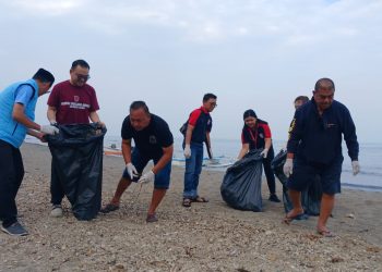 Kolaborasi Alfamidi, PW Pemuda Muslim dan KB BKPRMI Gelar Bersih Pantai di Manado
