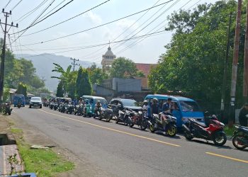 Foto: Antrian panjang di sejumlah SPBU di Kabupaten Kepulauan Sangihe. (Dok. Istimewa)