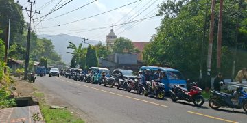 Foto: Antrian panjang di sejumlah SPBU di Kabupaten Kepulauan Sangihe. (Dok. Istimewa)