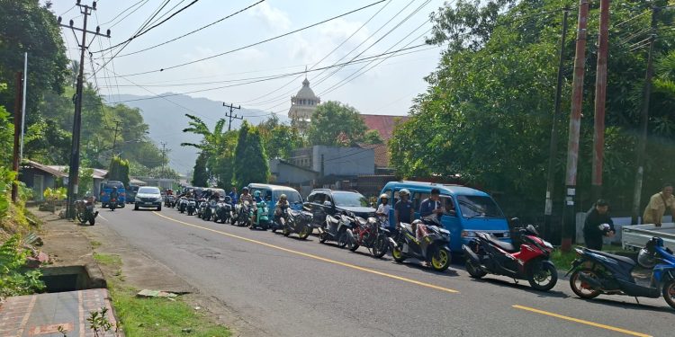 Foto: Antrian panjang di sejumlah SPBU di Kabupaten Kepulauan Sangihe. (Dok. Istimewa)