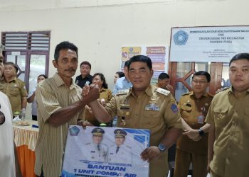 Gubernur Sulawesi Utara saat memberikan bantuan kepada masyarakat di Kabupaten Kepulauan Sangihe. (Foto: Rendy/Barta1).