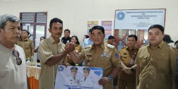 Gubernur Sulawesi Utara saat memberikan bantuan kepada masyarakat di Kabupaten Kepulauan Sangihe. (Foto: Rendy/Barta1).