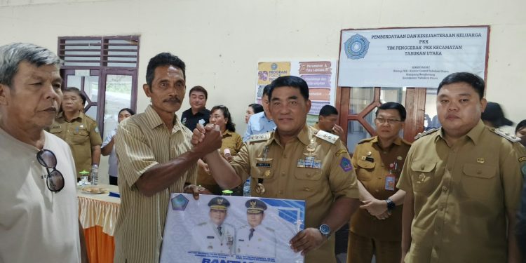 Gubernur Sulawesi Utara saat memberikan bantuan kepada masyarakat di Kabupaten Kepulauan Sangihe. (Foto: Rendy/Barta1).