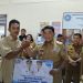 Gubernur Sulawesi Utara saat memberikan bantuan kepada masyarakat di Kabupaten Kepulauan Sangihe. (Foto: Rendy/Barta1).