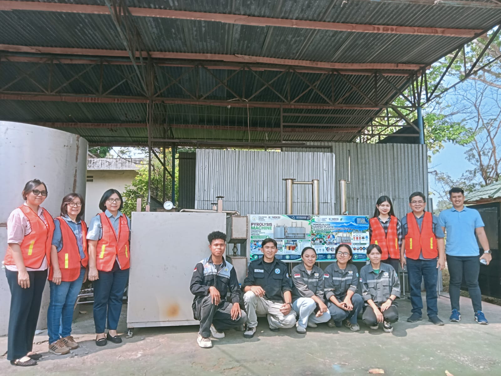 Peneliti dan mahasiswa Polimdo dan Mitra Bank Sampah. (foto : Meikel/Barta)