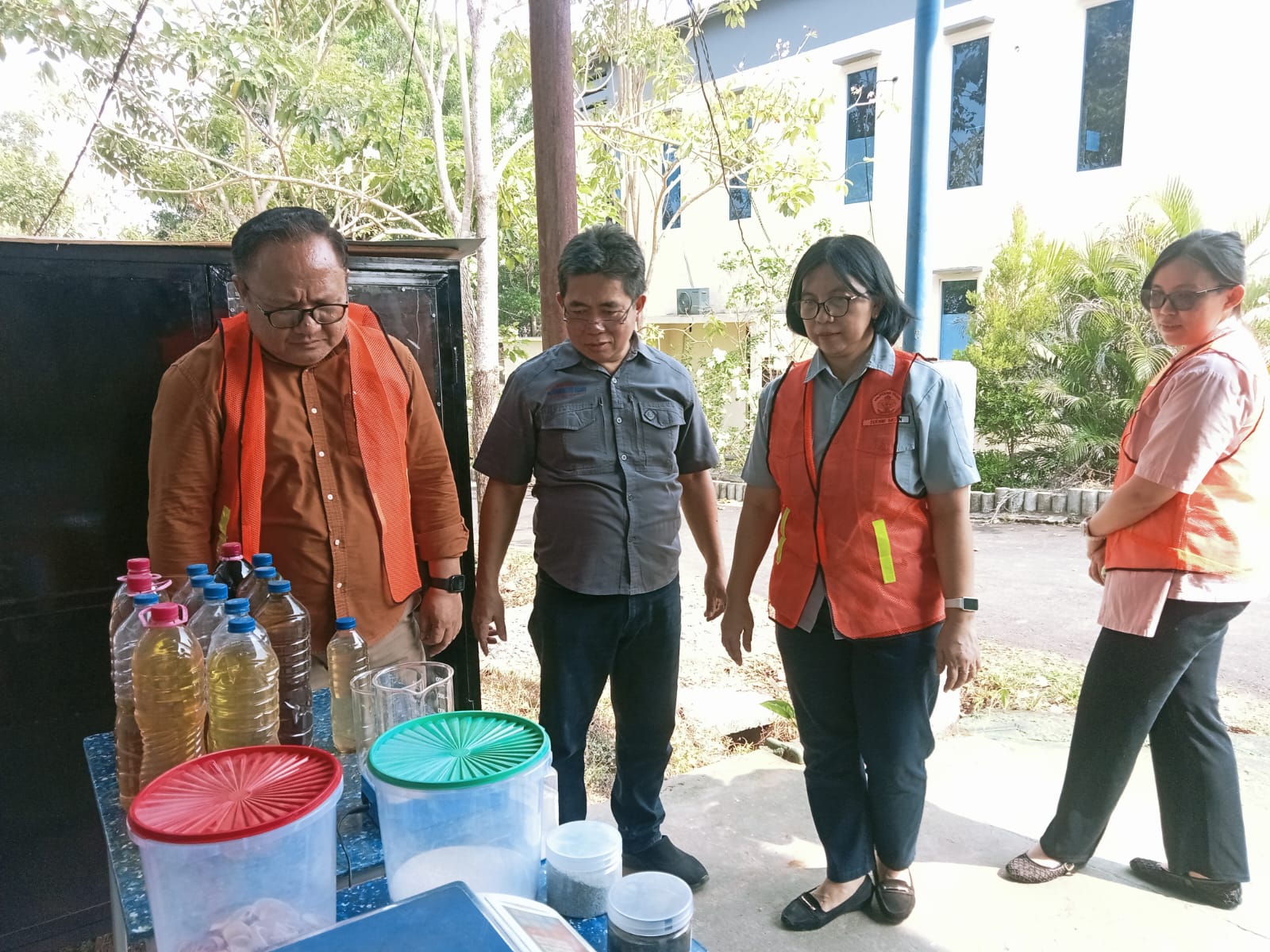 Hasil dari pengelolaan sampah plastik dari mesin pirolisis menjadi bahan bakar. (foto : Meikel/Barta)