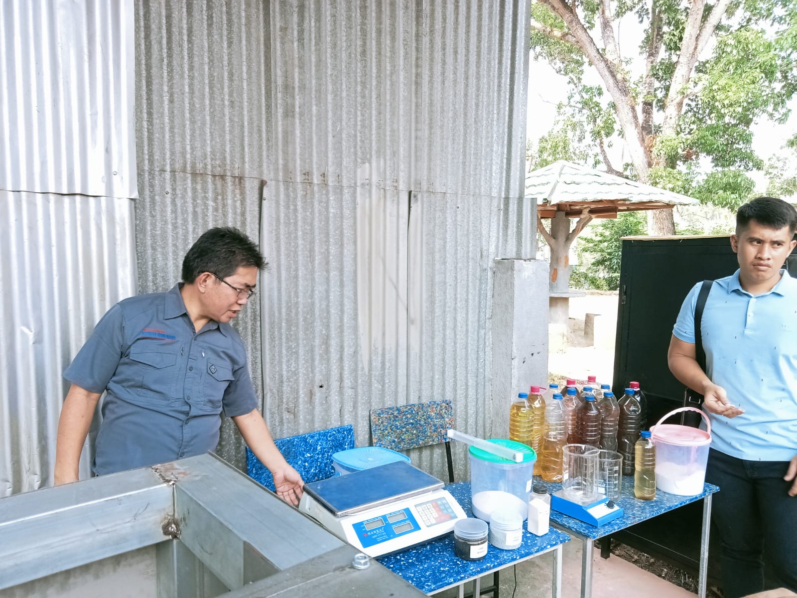 Dr. Steven Johny Runtuwene memperlihatkan hasil dari pengelolaan mesin Pyrolysis Machine. (foto : Meikel/Barta)