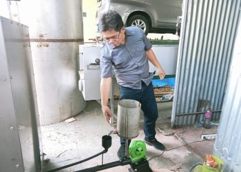 Dosen Polimdo Manfaatkan Oli Bekas untuk Operasikan Mesin Pirolisis, Olah 20 Kg Sampah Plastik Jadi 15 Liter Minyak