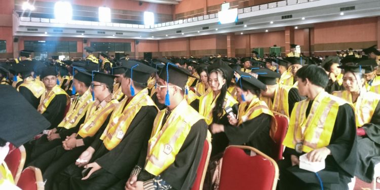 Polimdo Wisuda 814 Lulusan Diploma III dan Sarjana Terapan pada Gelombang II 2026