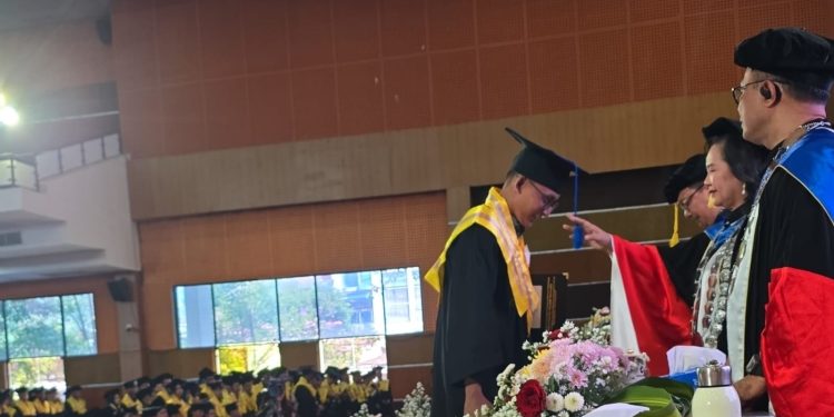 Direktur Polimdo Maryke Alelo Tekankan Pentingnya Personal Branding kepada 814 Wisudawan