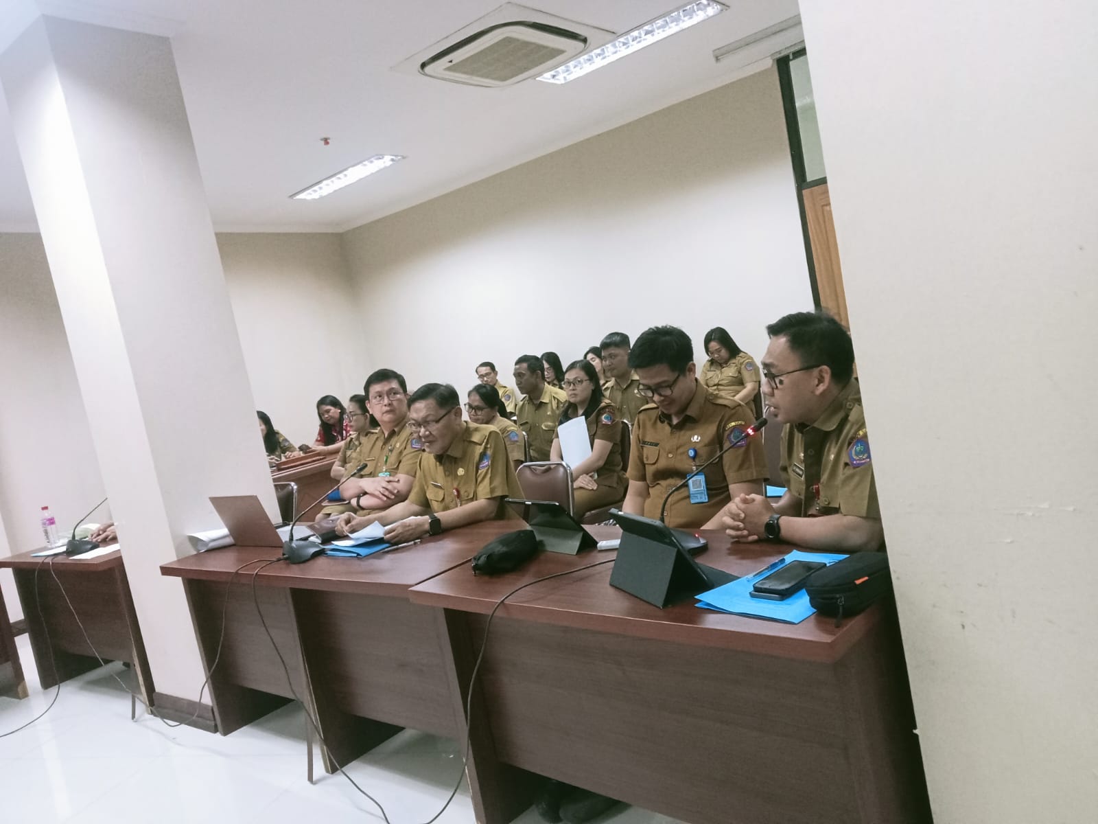 Kepala Badan Keuangan dan Aset Daerah (BKAD) Sulut, Clay Dondokambey, saat menjawab pertanyaan dari anggota Komisi II Jeane Laluyan. (foto : istimewa)