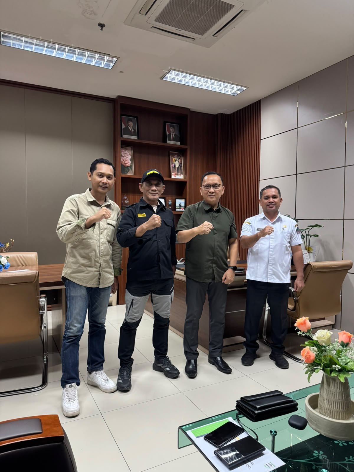 Pengurus IKA Polimdo setelah bertemu dengan Wakil Direktur Bidang Kemahasiswaan dan Alumni Polimdo Ir Rudolf Mait. (foto : istimewa)