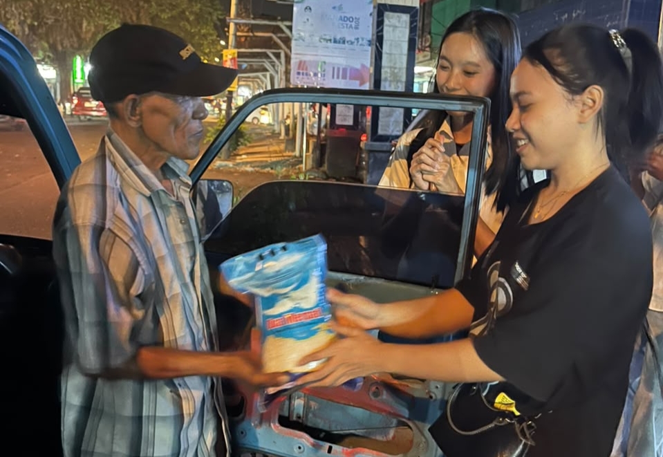 Rukun Sembihingang Polimdo Berbagi kasih kepada masyarakat. (foto : istimewa)