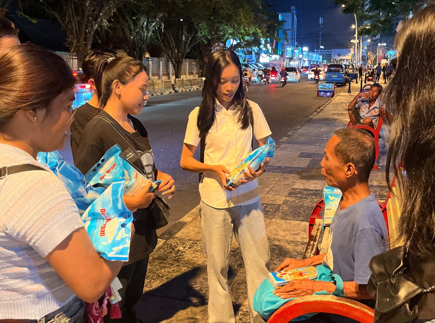 Rukun Sembihingang Polimdo Berbagi kasih kepada masyarakat. (foto : istimewa)