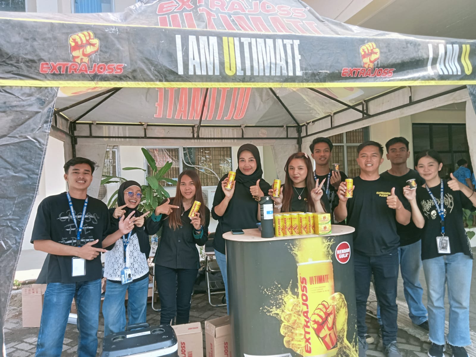 Kebersamaan Panitia Robot Contest dan Staf dari Extrajoss Ultimate. (foto : Meikel/Barta)