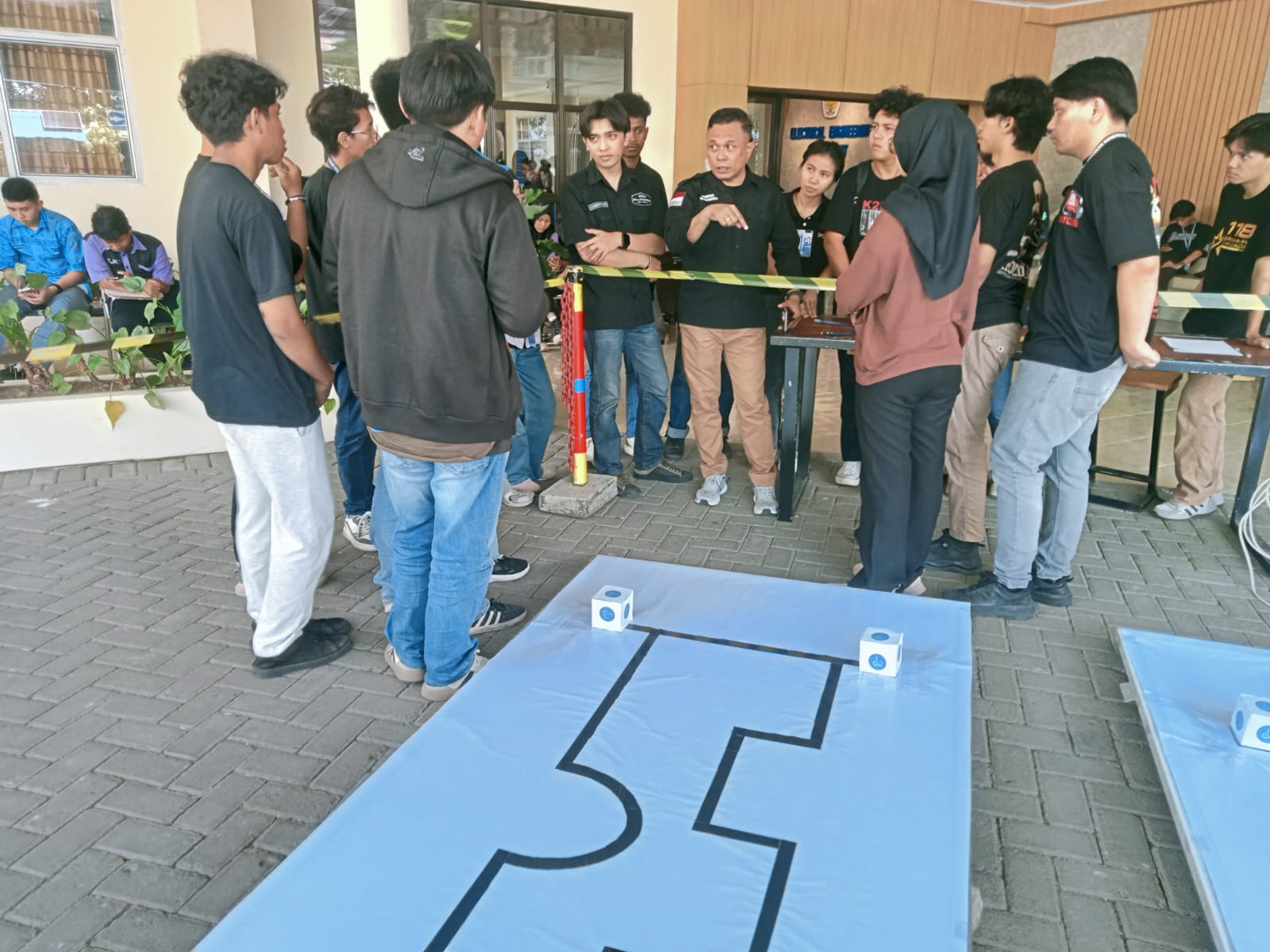 Arena Lomba Robot Contest yang ada di Jurusan Teknik Elektro Polimdo, yang diikuti SMA /SMK Se - Sulut . (foto : Meikel/ Barta)
