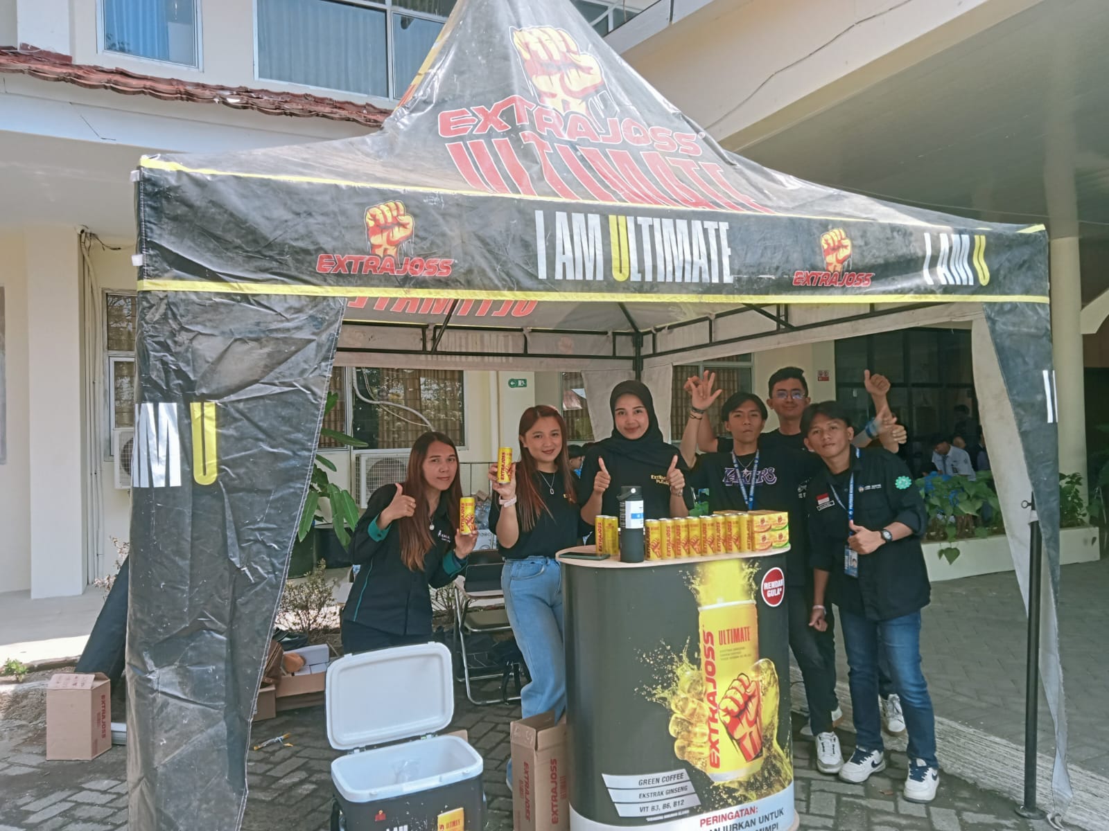 Kebersamaan Panitia Robot Contest dan Staf dari Extrajoss Ultimate. (foto : Meikel/Barta)