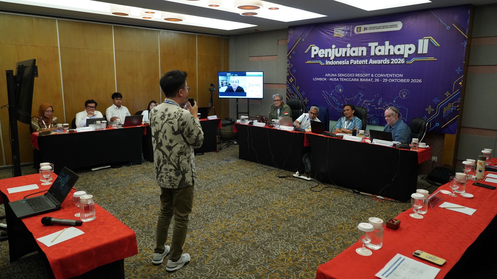 Dosen Polimdo Andreas Randy Wangarry, SE., MSA saat mempresentasikan hasil penelitian pada tingkat penjurian kedua. (foto : istimewa)