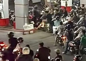 Antrean Pertalite Mengular, Harga Eceran di Manado Tembus Rp20 Ribu per Liter