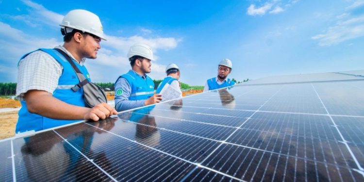 Ilustrasi personel PLN sedang melakukan inspeksi panel surya Pembangkit Listrik Tenaga Surya. (foto: Humas PLN)