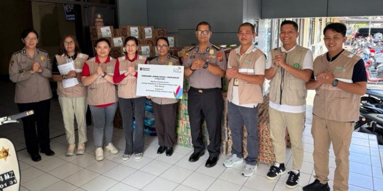 Kolaborasi PLN Sulutenggo dan Polda Sulut menyalurkan bantuan kemanusiaan untuk korban kebakaran di Kota Bitung. (foto: Humas PLN)