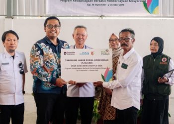 Kolaborasi antara PLN dan sejumlah pihak melayani masyarakat di Kabupaten Sigi Sulawesi Tengah. (foto: Humas PLN)