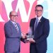 Managing Director Business 2 Danantara Asset Management, Setyanto Hantoro memberikan penghargaan kepada PLN, yang diwakili Direktur Utama PLN, Darmawan Prasodjo. (foto: Humas PLN)