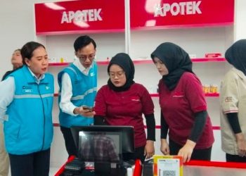 Pegawai PLN memastikan layanan pembayaran tagihan dan pembelian token listrik berjalan lancar di Koperasi Merah Putih. (foto: Humas PLN)
