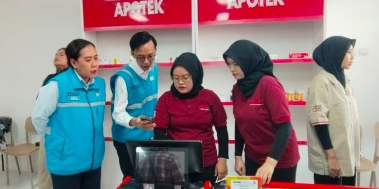 Pegawai PLN memastikan layanan pembayaran tagihan dan pembelian token listrik berjalan lancar di Koperasi Merah Putih. (foto: Humas PLN)