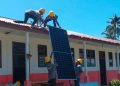 Petugas PLN memasang panel surya pada salah satu sekolah di Kecamatan Muara Batang Gadis, Kabupaten Mandailing Natal, Sumatera Utara. (foto: Humas PLN)
