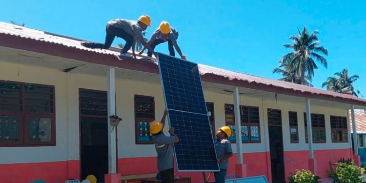 Petugas PLN memasang panel surya pada salah satu sekolah di Kecamatan Muara Batang Gadis, Kabupaten Mandailing Natal, Sumatera Utara. (foto: Humas PLN)